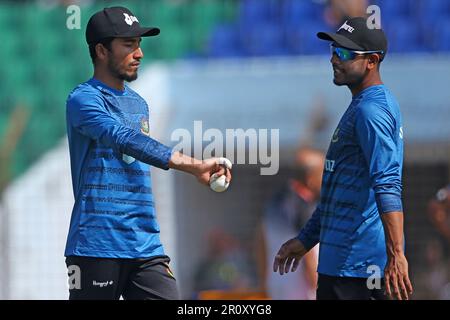 Il cricketer Bangladese Afif Hossain (L) e Mehidy Hasan Miraz (R) durante la terza partita Internazionale di un giorno (ODI) del Bangladesh-India a Zahur Ahmed C. Foto Stock