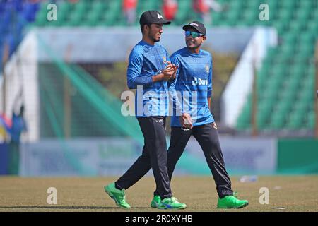 Il cricketer Bangladese Afif Hossain (L) e Mehidy Hasan Miraz (R) durante la terza partita Internazionale di un giorno (ODI) del Bangladesh-India a Zahur Ahmed C. Foto Stock