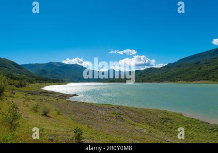 Lago di Bomba dalla cittadina di Montelapiano e Pennadomo (Abruzzo, Italia) Foto Stock