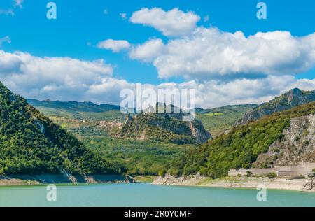 Lago di Bomba dalla cittadina di Montelapiano e Pennadomo (Abruzzo, Italia) Foto Stock