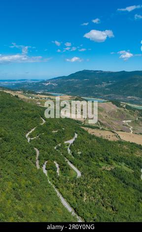 Lago di Bomba dalla cittadina di Montelapiano e Pennadomo (Abruzzo, Italia) Foto Stock