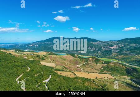 Lago di Bomba dalla cittadina di Montelapiano e Pennadomo (Abruzzo, Italia) Foto Stock