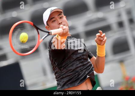 Roma, Italia. 10th maggio, 2023. Yibing Wu di Cina durante la sua partita contro Richard Gasquet di Francia al torneo internazionale di tennis BNL d'Italia al Foro Italico di Roma il 10th maggio 2023. Credit: Insidefoto di andrea staccioli/Alamy Live News Foto Stock