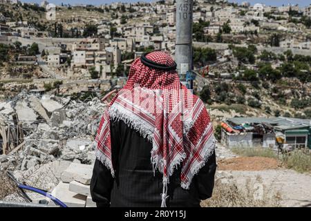 Gerusalemme, Israele. 09th maggio, 2023. Uno dei proprietari di case demolite ispeziona le macerie della sua casa dopo la demolizione di due case a Jabal Mukaber, Gerusalemme. Macchine pesanti appartenenti al comune demolirono due case nella zona di 'Khilat al-Abed' nella città di Jabal al-Mukaber, ad est di Gerusalemme, di proprietà dei fratelli Firas e Ali Shuqairat, col pretesto di non ottenere un permesso. Credit: SOPA Images Limited/Alamy Live News Foto Stock