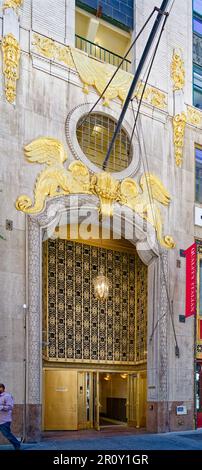 L'entrata del lato Art Deco (Sixth Avenue) a due piani e dettagli dorati al Medical Arts Building, noto anche come 57 West 57th Street, nel centro di Manhattan. Foto Stock