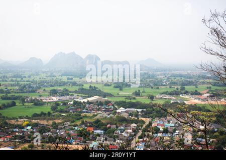 Veduta aerea paesaggio urbano della città di Ratchaburi e montagne calcaree Tham Khao Ngu con risaie campo e casa villaggio casa edificio a Khao Kaen Foto Stock