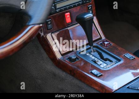 Primo piano scatola ingranaggi originale in vecchio stile all'interno dell'auto. Concetto d'epoca per gli interni dell'auto. Messa a fuoco selettiva. Foto Stock