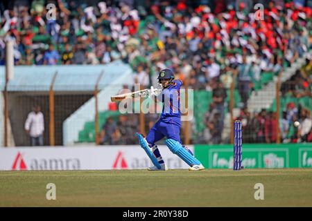 Ishan Kishan durante la terza partita Internazionale di un giorno (ODI) del Bangladesh-India allo Stadio Zahur Ahmed Chowdhury, Sagorika, Chattograme, Bangladesh. Foto Stock