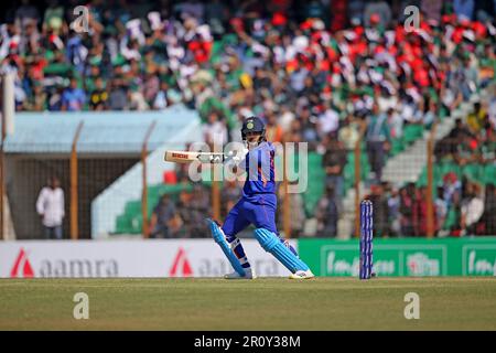 Ishan Kishan durante la terza partita Internazionale di un giorno (ODI) del Bangladesh-India allo Stadio Zahur Ahmed Chowdhury, Sagorika, Chattograme, Bangladesh. Foto Stock