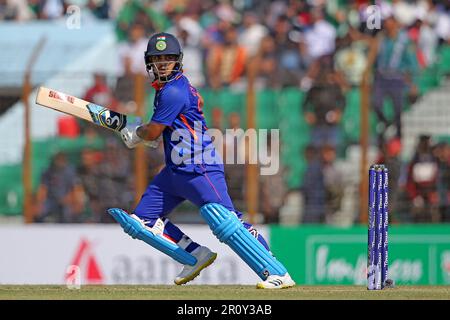 Ishan Kishan durante la terza partita Internazionale di un giorno (ODI) del Bangladesh-India allo Stadio Zahur Ahmed Chowdhury, Sagorika, Chattograme, Bangladesh. Foto Stock