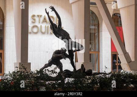 Fontvieille, Monaco, aprile 20th 2023:- Un pezzo di scultura pubblica d'arte situato all'esterno dello stadio Stade Louis II nel quartiere Fontvieille di Monaco. F Foto Stock