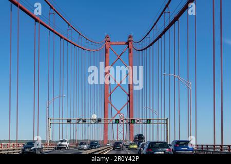 Lisbona, Portogallo - Ottobre 2022; Vista prospettica del conducente della strada sul ponte sospeso Ponte 25 de Abril, occupato di automobili Foto Stock