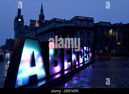 ABERDEEN, SCOZIA - 9 MAGGIO 2023: Il nuovo cartello di Aberdeen installato sul Castlegate. In piedi a due metri di altezza, i t è illuminato da 98.000 lampadine. Foto Stock