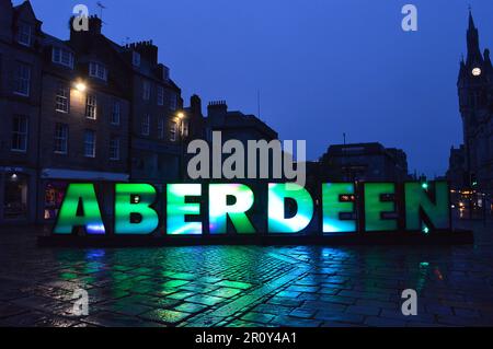 ABERDEEN, SCOZIA - 9 MAGGIO 2023: Il nuovo cartello di Aberdeen installato sul Castlegate. Alto due metri, è illuminato da 98.000 lampadine. Foto Stock