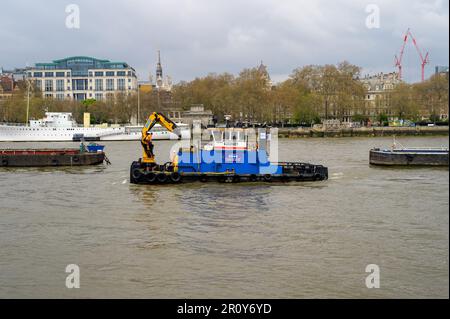 LONDRA - 21 aprile 2023: Spot il M.P.V. Shakedog, una nave di supporto multi-gatto, sul Tamigi, che contribuisce al vivace trasporto marittimo Foto Stock