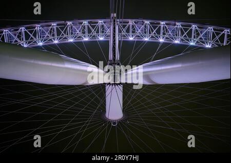 LONDRA - 21 aprile 2023: Guarda in alto e perditi nel movimento circolare di modelli e forme astratte sotto le luci scintillanti del London Eye a Nig Foto Stock