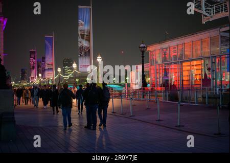 LONDRA - 21 aprile 2023: Sperimentate la vivace atmosfera di Southbank di notte, passeggiando tra il London Eye illuminato e il County Hall, che lo circonda Foto Stock