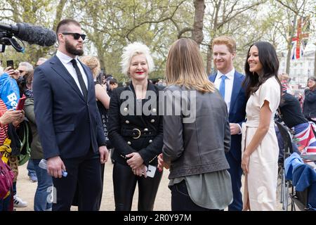 L'artista Alison Jackson con Prince Harry e Meghan parodia Royal Look-a-like Along the Mall, davanti all'incoronazione di King Charles III, Londra, Inghilterra, Regno Unito Foto Stock