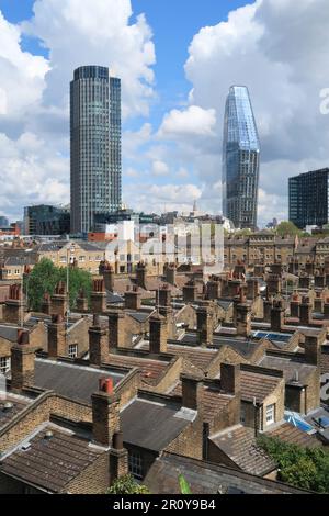 Londra, South Bank. La Southbank Tower e una delle torri Blackfriars sorgono sopra i tetti vittoriani di Roupell Street vicino alla stazione di Waterloo. Foto Stock