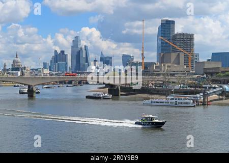 Londra, Regno Unito. Una polizia lancia velocità lungo il Tamigi. Waterloo Bridge e le torri della City of London Beyond. Maggio 2023. Foto Stock