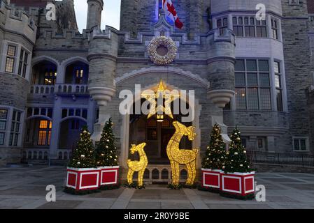 Toronto, ON, Canada - 20 dicembre 2022: Casa Loma castello a Toronto durante il periodo di Natale. Il posto fa parte del Canadian National Heritage e di un Foto Stock