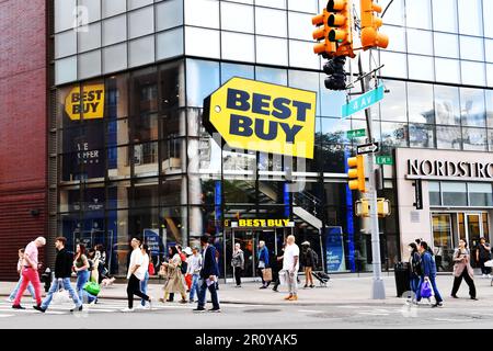 Il negozio di elettronica Best Buy in una vivace Union Square a New York - Street Scene New York City - USA Foto Stock