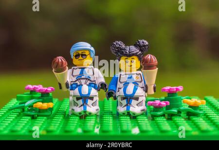 I ciclomotori LEGO per bambini di Star Wars i cloni si fermano all'aperto nella natura per mangiare coni gelato in estate il 9 maggio 2023: Foto Stock