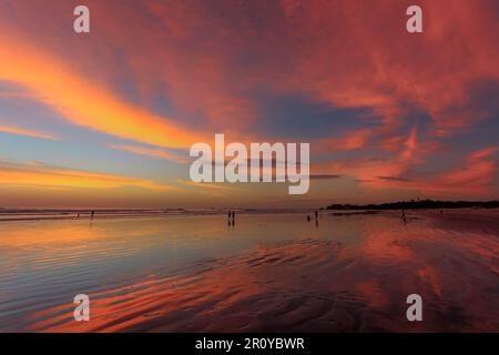 Tramonto a Guiones Beach, dove molte persone si riuniscono per guardare questa destinazione di surf e yoga alla moda. Playa Guiones, Nosara, Nicoya, Guanacaste, Costa Rica Foto Stock