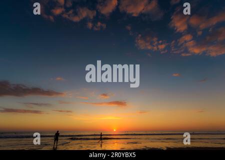 Tramonto a Guiones Beach, dove molte persone si riuniscono per guardare questa destinazione di surf e yoga alla moda. Playa Guiones, Nosara, Nicoya, Guanacaste, Costa Rica Foto Stock