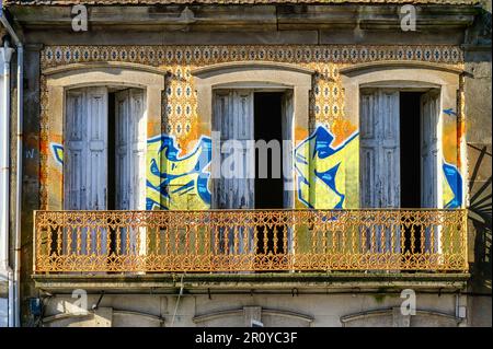 Graffiti e piastrelle a Porto, Portogallo Foto Stock