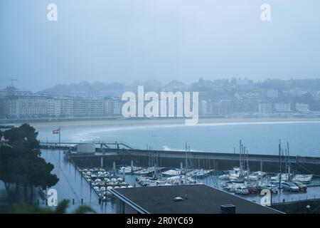 Vista della spiaggia di la Concha, Donostia San Sebastian, Paesi Baschi, in una giornata tempestosa. Foto Stock