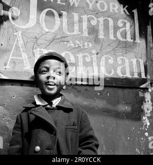 Harlem newsboy - New York, NY. Circa nel giugno 1943. Fotografia di Gordon Parchi/FSA Foto Stock