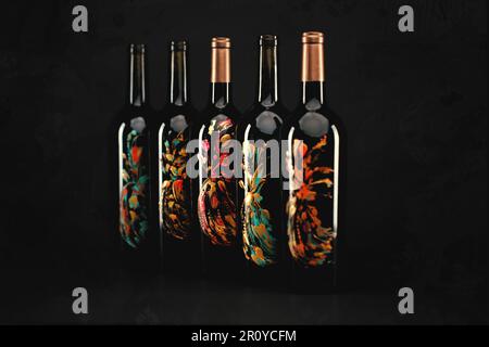 Abbinando bottiglie di vino pezzo d'arte in un ambiente buio Foto Stock