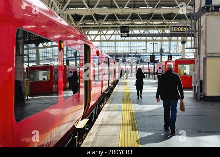 Un treno per pendolari della South Western Railway in piedi su una piattaforma alla stazione di Waterloo Londra Inghilterra Regno Unito Foto Stock