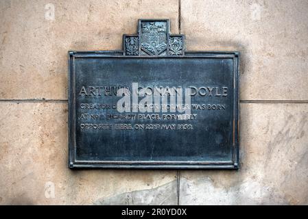 Targa sul muro che commercantisce il luogo di nascita di Sir Arthur Conan Doyle al n.11 Picardy Place (precedentemente di fronte) il 22nd maggio 1859. Foto Stock