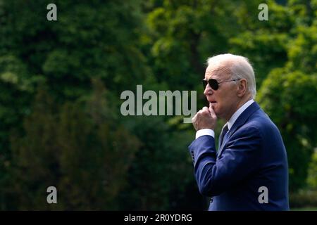 Washington, Stato di Vereinigte. 10th maggio, 2023. Il presidente degli Stati Uniti Joe Biden cammina sul prato sud della Casa Bianca a Washington, DC prima della sua partenza per Valhalla, New York il 10 maggio 2023. Credito: Yuri Gripas/Pool tramite CNP/dpa/Alamy Live News Foto Stock