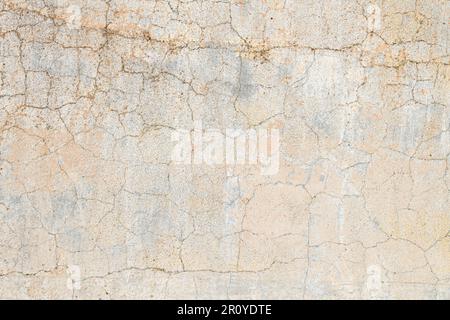 Dettaglio del vecchio sfondo grunge della parete dell'intonaco del limewash incrinato Foto Stock