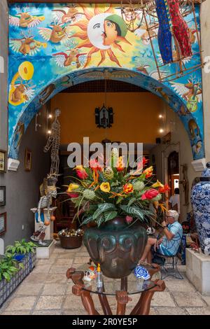 Museo Casa de los Venados in una casa privata con una collezione di arte popolare messicana a Valladolid, nello Yucatan, Messico Foto Stock