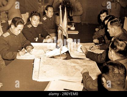 Col. James Murray, Jr., USMC e Col. Chang Chun San, della Corea del Nord di esercito comunista, mappe iniziali che mostra il nord e il sud i confini della zona di demarcazione, durante la Panmunjom cessate il fuoco colloqui. Ottobre 11, 1951. Foto di F. Kazukaitis. (Marina) Foto Stock