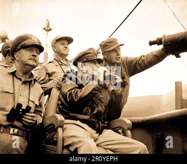 Brig. Gen. Courtney Whitney; Gen. Douglas MacArthur, comandante in capo delle nazioni unite Le forze; e il Mag. Gen. Edward M. mandorla osservare la sgusciatura di Inchon dal Museo della Portaerei U.S.S. Mt. McKinley, 15 settembre 1950. Foto Stock