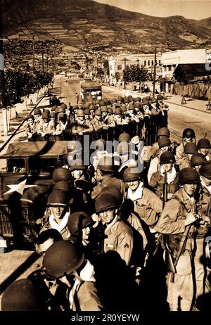 Fresco e desideroso U.S. Truppe Marine, appena arrivati al vitale di alimentazione del sud porto di Pusan, sono mostrati prima di spostare fino alla linea del fronte. Agosto 1950. Foto Stock