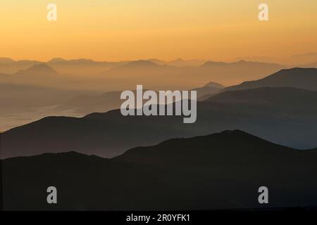 Sunrise oltre le montagne Foto Stock