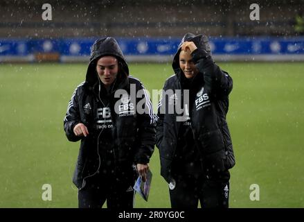 Carrie Jones (a sinistra) e Ruby Mace di Leicester City si catturano sotto la pioggia prima della partita della Super League femminile di Barclays a Kingsmeadow, Kingston upon Thames. Data immagine: Mercoledì 10 maggio 2023. Foto Stock