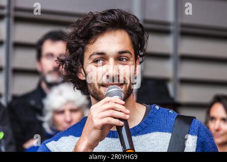 Tolosa, Francia. 10th maggio, 2023. Parlando. Mobilitazione a sostegno di Jean ed Erwan, i cittadini a sostegno di Derniere ristrutturazione comparirà dinanzi alla corte giudiziaria di Tolosa per aver interrotto la riunione del novembre 5th tra lo Stade Toulousain e lo Stade Franais, allo stadio Ernest Wallon. Picnic e discorsi di cittadini e di collectivi climatici (ANV COP21, rivolta di estinzione, Alternatiba.) nonché i funzionari eletti. Francia, Tolosa il 10 maggio 2023. Foto di Patricia Huchot-Boissier /ABACAPRESS.COM Credit: Abaca Press/Alamy Live News Foto Stock