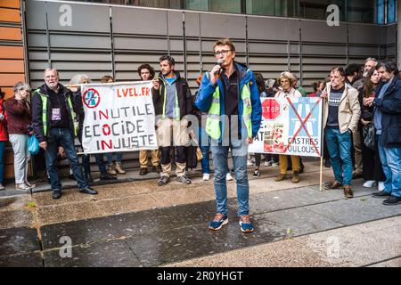 Tolosa, Francia. 10th maggio, 2023. Parlando. Mobilitazione a sostegno di Jean ed Erwan, i cittadini a sostegno di Derniere ristrutturazione comparirà dinanzi alla corte giudiziaria di Tolosa per aver interrotto la riunione del novembre 5th tra lo Stade Toulousain e lo Stade Franais, allo stadio Ernest Wallon. Picnic e discorsi di cittadini e di collectivi climatici (ANV COP21, rivolta di estinzione, Alternatiba.) nonché i funzionari eletti. Francia, Tolosa il 10 maggio 2023. Foto di Patricia Huchot-Boissier /ABACAPRESS.COM Credit: Abaca Press/Alamy Live News Foto Stock