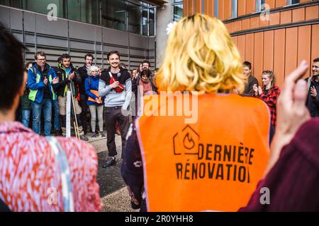 Tolosa, Francia. 10th maggio, 2023. Parlando. La mobilitazione a sostegno di Jean ed Erwan, cittadini che sostengono l'ultima ristrutturazione, comparirà davanti alla corte giudiziaria di Tolosa per aver interrotto la riunione del novembre 5th tra lo Stade Toulousain e lo Stade Franais, allo stadio Ernest Wallon. Picnic e discorsi di cittadini e di collectivi climatici (ANV COP21, rivolta di estinzione, Alternatiba.) nonché i funzionari eletti. Francia, Tolosa il 10 maggio 2023. Foto di Patricia Huchot-Boissier /ABACAPRESS.COM Credit: Abaca Press/Alamy Live News Foto Stock