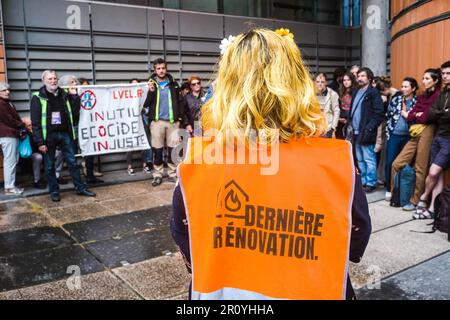 Tolosa, Francia. 10th maggio, 2023. Parlando. Mobilitazione a sostegno di Jean ed Erwan, i cittadini a sostegno di Derniere ristrutturazione comparirà dinanzi alla corte giudiziaria di Tolosa per aver interrotto la riunione del novembre 5th tra lo Stade Toulousain e lo Stade Franais, allo stadio Ernest Wallon. Picnic e discorsi di cittadini e di collectivi climatici (ANV COP21, rivolta di estinzione, Alternatiba.) nonché i funzionari eletti. Francia, Tolosa il 10 maggio 2023. Foto di Patricia Huchot-Boissier /ABACAPRESS.COM Credit: Abaca Press/Alamy Live News Foto Stock