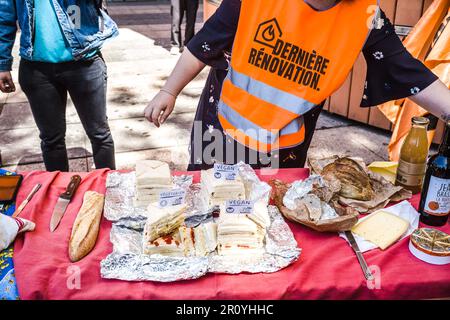 Tolosa, Francia. 10th maggio, 2023. Picnic a pranzo. La mobilitazione a sostegno di Jean ed Erwan, cittadini che sostengono il restauro di Derniere, comparirà davanti alla corte giudiziaria di Tolosa per aver interrotto la riunione del novembre 5th tra lo Stade Toulousain e lo Stade Franais, allo stadio Ernest Wallon. Picnic e discorsi di cittadini e di collectivi climatici (ANV COP21, rivolta di estinzione, Alternatiba.) nonché i funzionari eletti. Francia, Tolosa il 10 maggio 2023. Foto di Patricia Huchot-Boissier /ABACAPRESS.COM Credit: Abaca Press/Alamy Live News Foto Stock