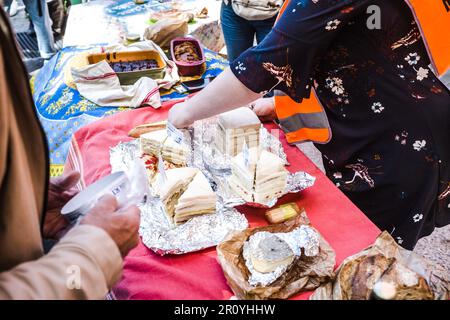 Tolosa, Francia. 10th maggio, 2023. Picnic a pranzo. La mobilitazione a sostegno di Jean ed Erwan, cittadini che sostengono il restauro di Derniere, comparirà davanti alla corte giudiziaria di Tolosa per aver interrotto la riunione del novembre 5th tra lo Stade Toulousain e lo Stade Franais, allo stadio Ernest Wallon. Picnic e discorsi di cittadini e di collectivi climatici (ANV COP21, rivolta di estinzione, Alternatiba.) nonché i funzionari eletti. Francia, Tolosa il 10 maggio 2023. Foto di Patricia Huchot-Boissier /ABACAPRESS.COM Credit: Abaca Press/Alamy Live News Foto Stock