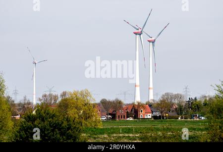 Emden, Germania. 04th maggio, 2023. Diverse turbine eoliche sono situate dietro case residenziali nella periferia della città. Credit: Hauke-Christian Dittrich/dpa/Alamy Live News Foto Stock